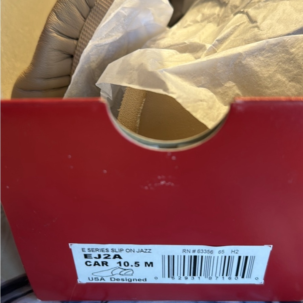 Capezio Women’s tan leatherher jazz shoes (E series) slip on, NEW size 10.5